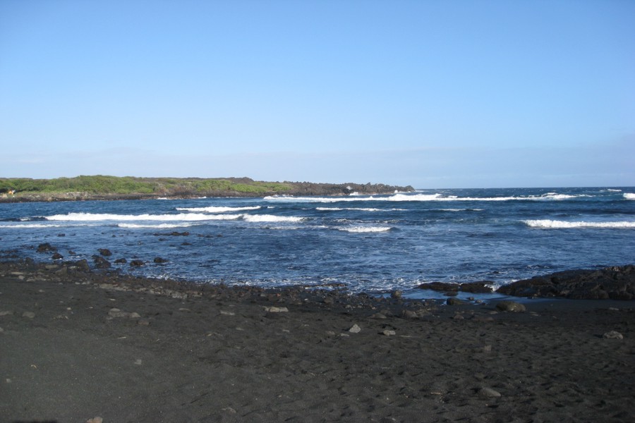 ../image/punaluu black sand beach 1.jpg